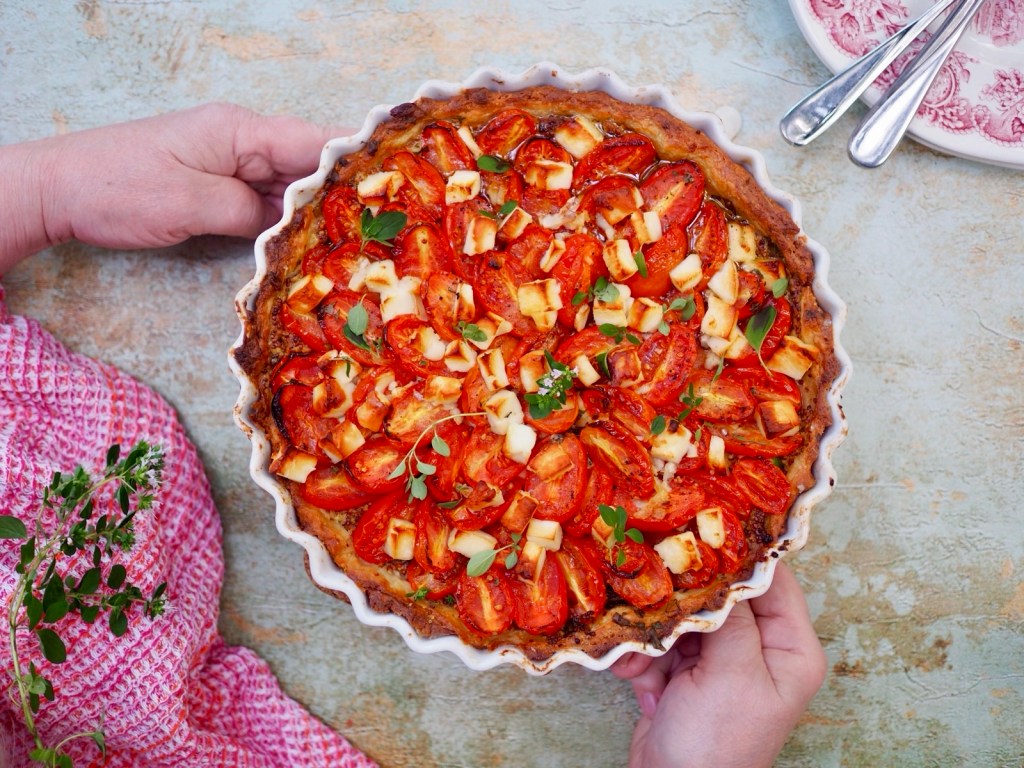 Tomaatti-halloumipiiras  yllätysvieraille