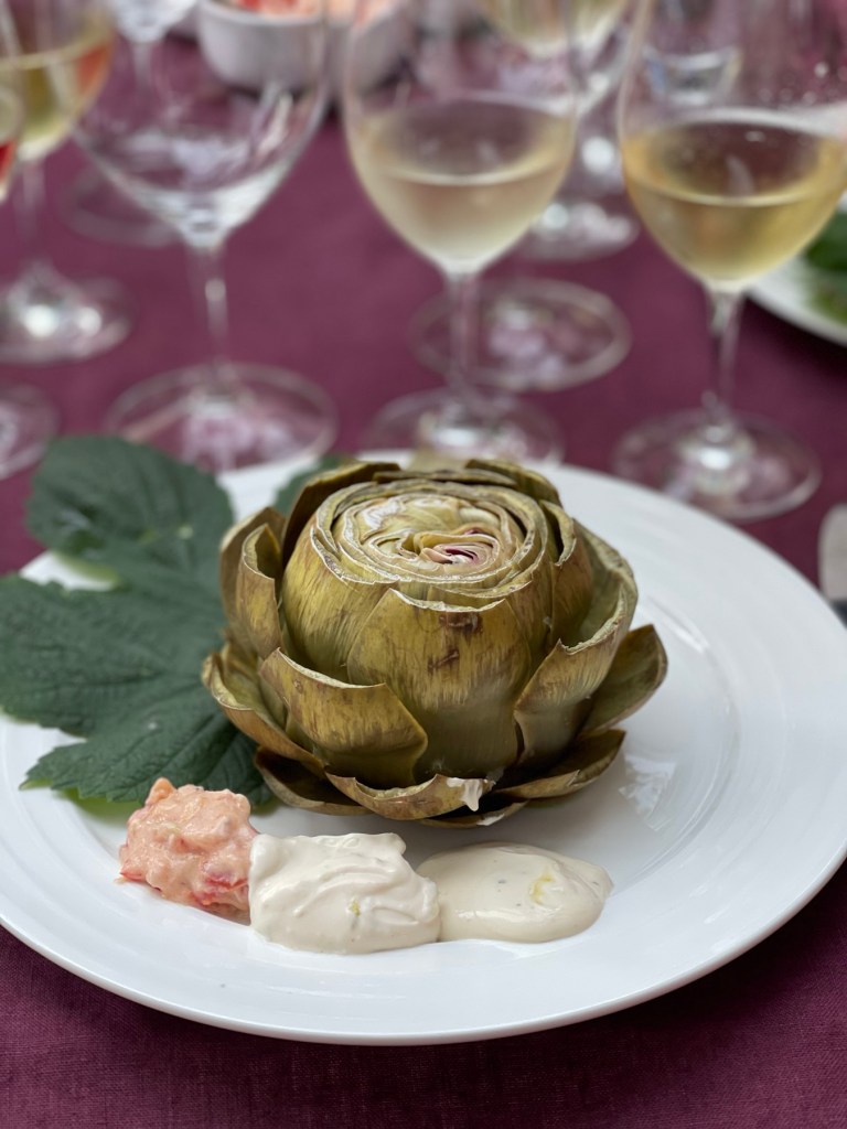 Keitetyt latva-artisokat maistuvat vegeille ja heille, jotka eivät voi ta halua nauttia äyriäisiä.