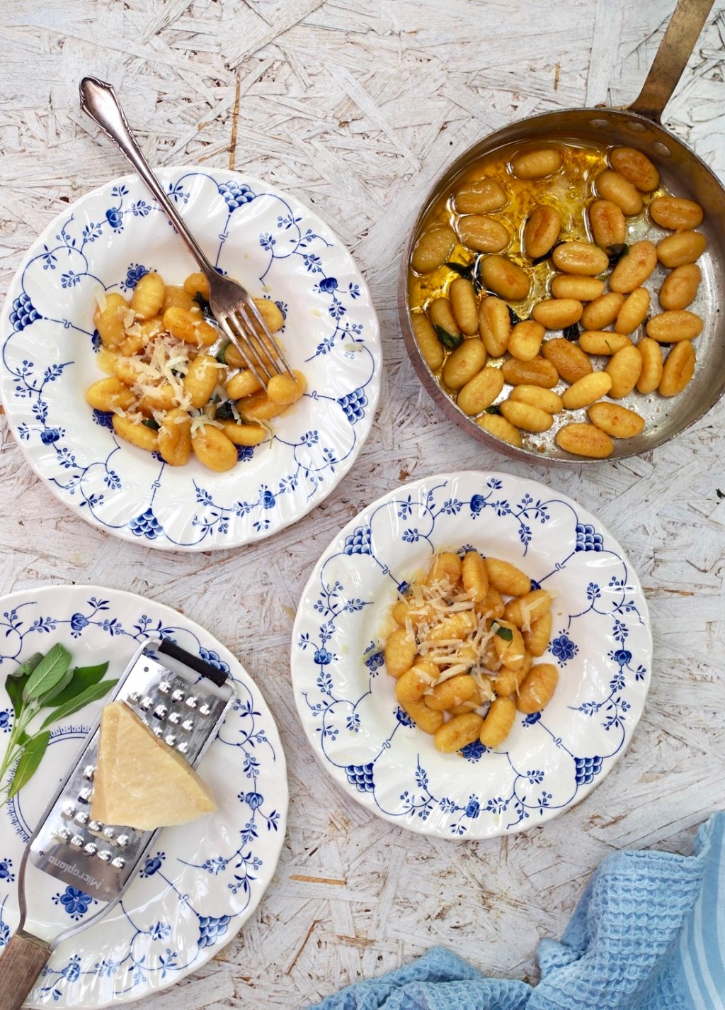 Perunagnocchit ruskistetussa salviavoissa