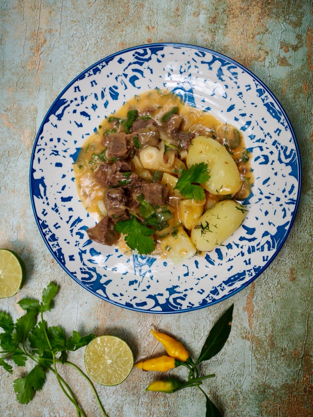 Lempeän kookoksinen korianteriliha