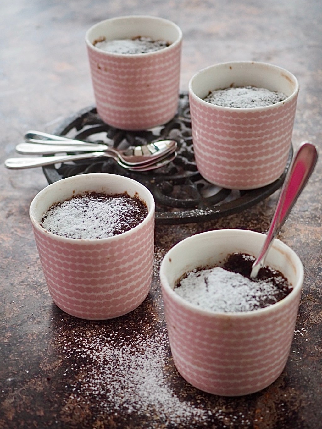 Köyhän blondin jälkiruoat: suklainen kahvikuppikakku ja helppo&nbsp;uunijäätelö