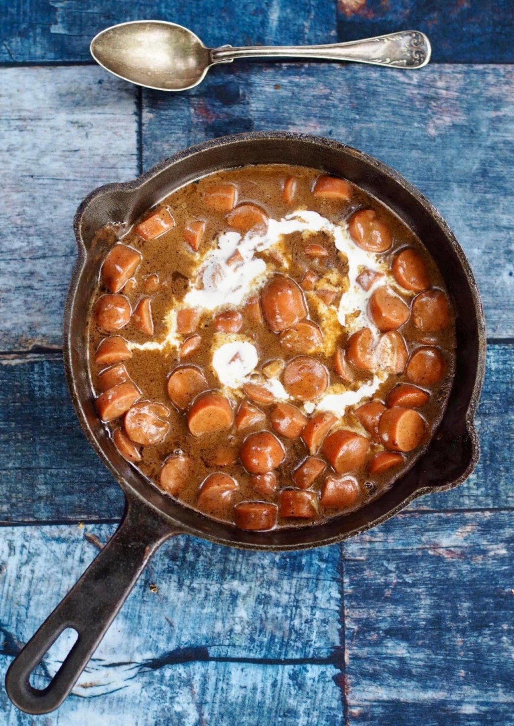 Nakkistroganov ja nakkikastike