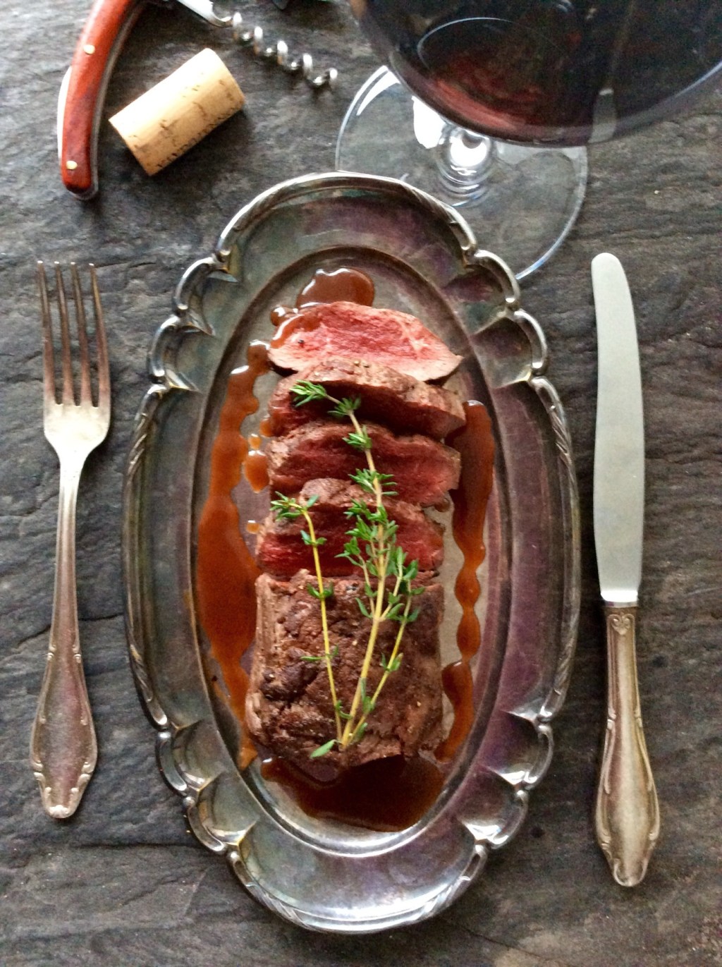 Paahdettu poronfilee ja portviini-karpalokastike