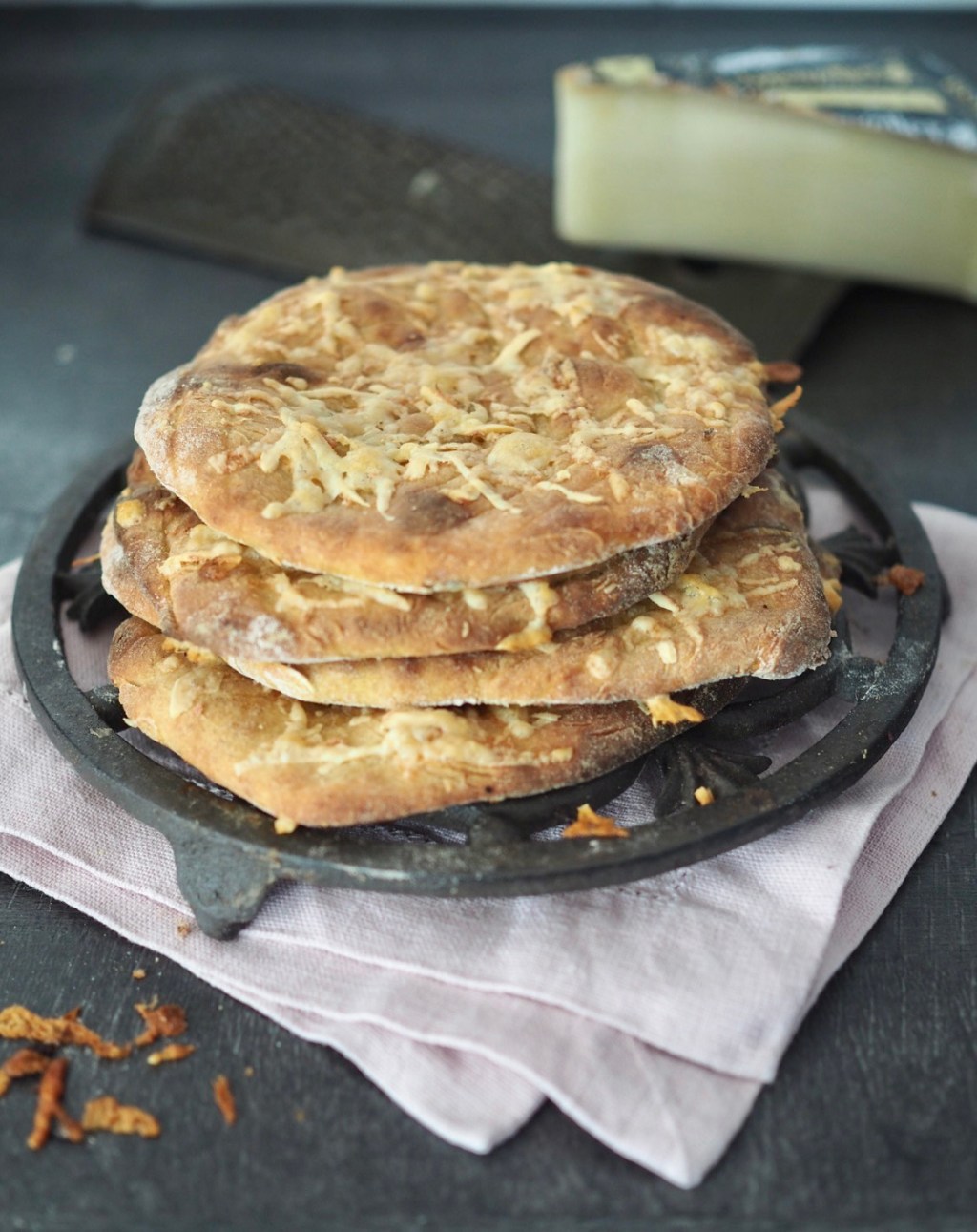 Juustoiset kurpitsarieskat