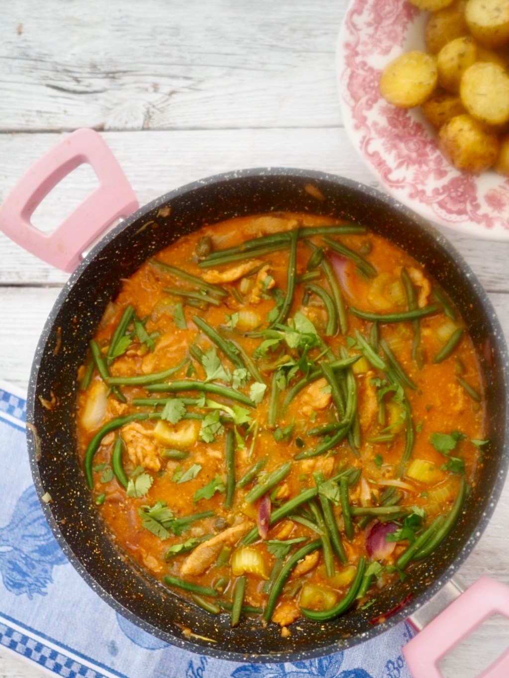 Hunajainen possu-papukastike ja paahdetut&nbsp;pikkuperunat