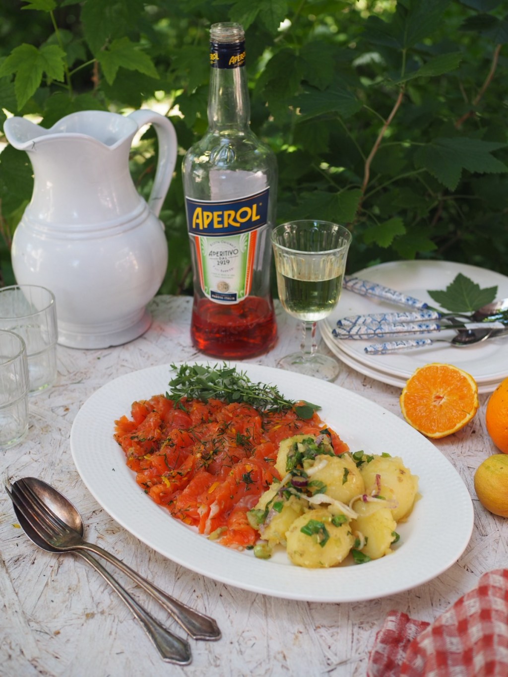 Aperolsuolattu lohi ja hölskyperunat ruskistetulla&nbsp;voilla