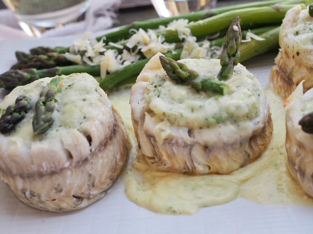 Juustoiset kuha-parsarullat