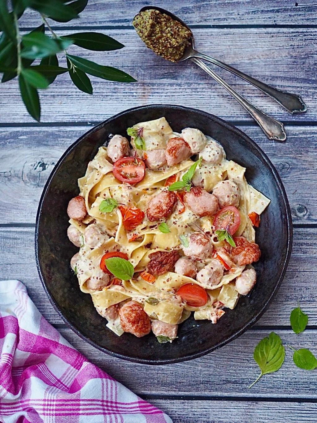 Makkarapasta lautasella, nopea ja helppo pastaruoka makkarasta