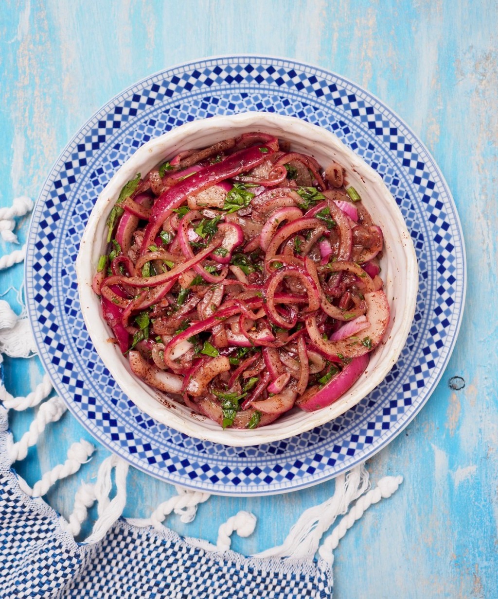 Turkkilainen punasipulisalaatti eli&nbsp;sumakkisipulit