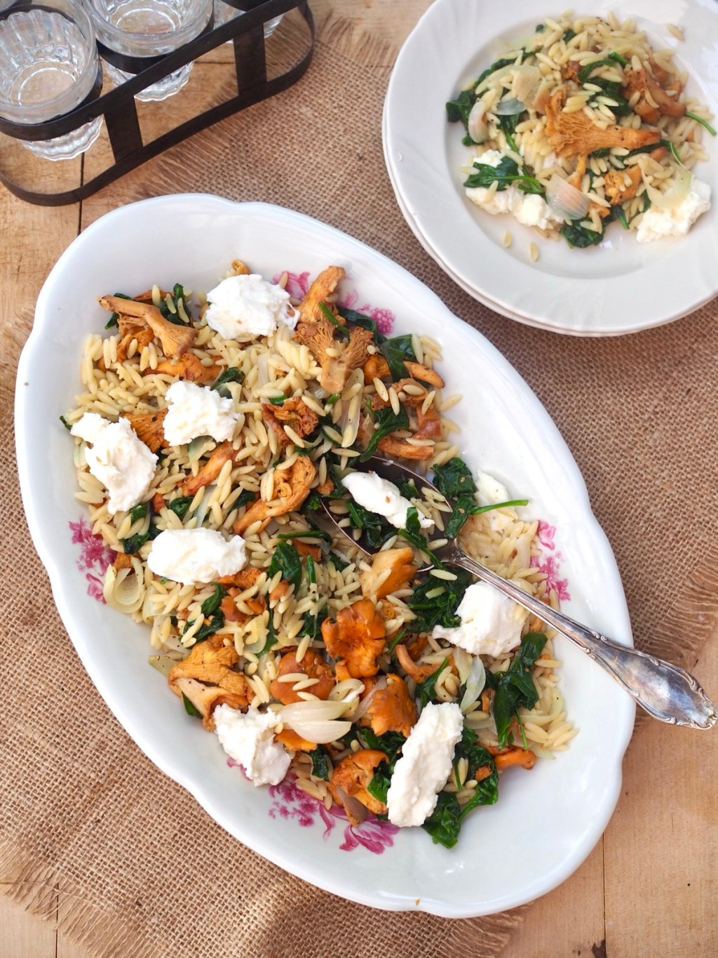 Lämmin kantarelli-pinaatti-pastasalaatti