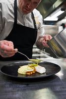 Vuoden Kokki 2024 suunnitteli ruokalistallisen pohjoismaisia makuja punaisille&nbsp;lavoille