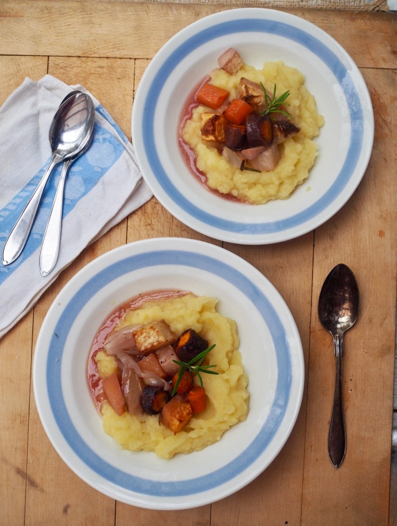 Karjalanpaistilta maistuva vegaaninen ruoka airfryerissa.