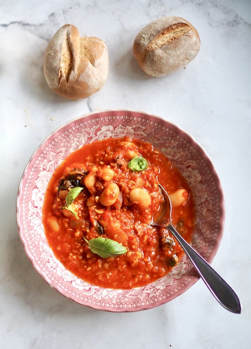 Tomaattinen papukeitto ja&nbsp;piimäsämpylät