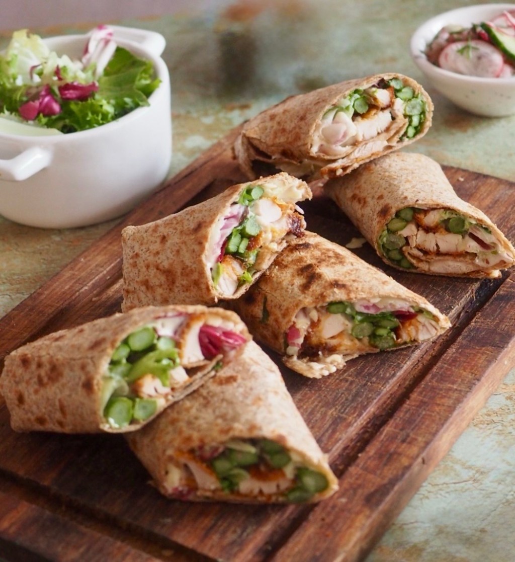 Kokkailua tekoälyn kanssa: Rapea broileri–parsawrap