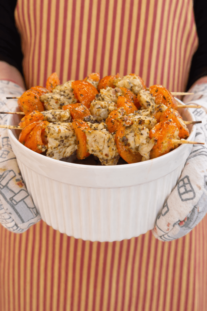 Oppilas pitää käsissään broilerivartaita kotitaloustunnilla