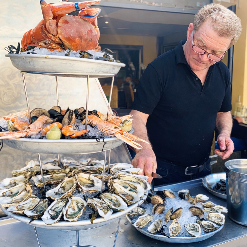 Merenelävävati Nizzassa, ostereita, rapuja ja simpukoita esillä torilla