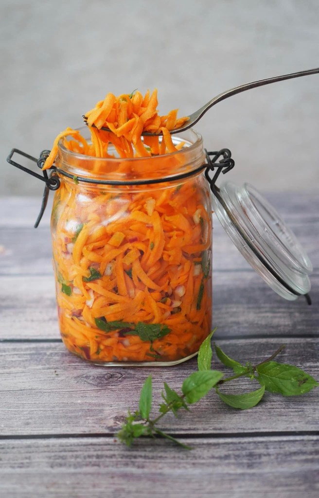 Porkkanaraaste purkkisalaatti lasipurkissa yrteillä maustettuna
