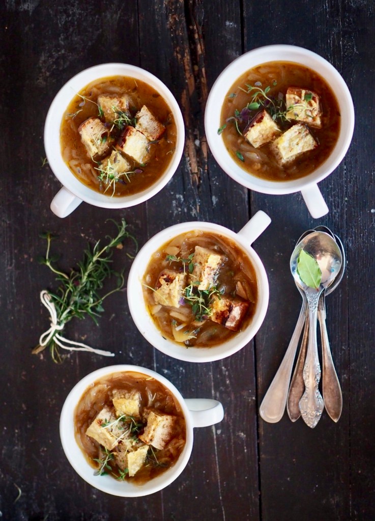 Ranskalainen sipulikeitto gratinoituna kupeissa, päällä juustoleipää