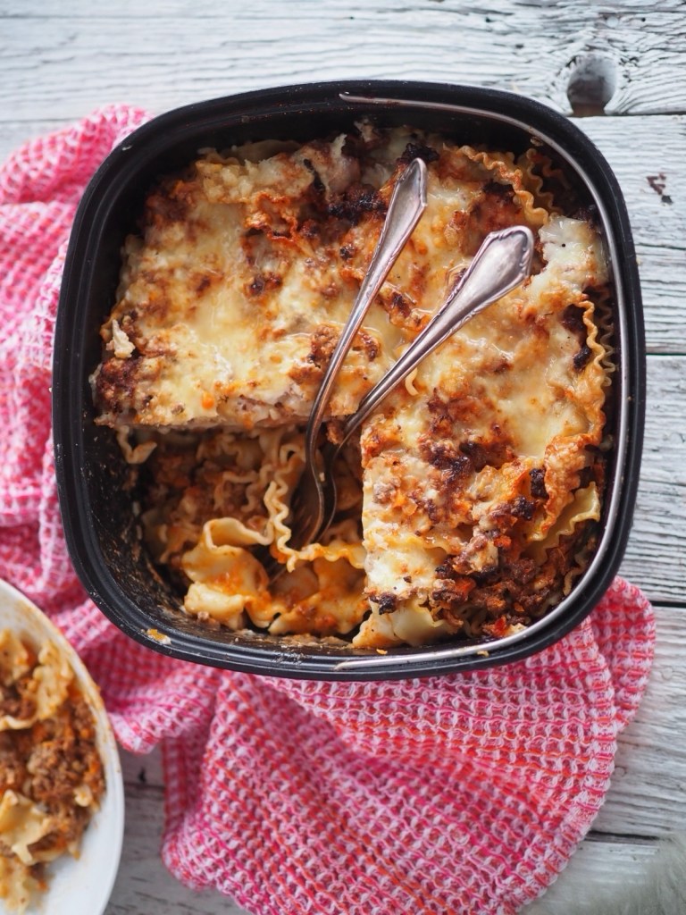 Airfryerissa valmistettu lasagnepasta jauhelihakastikkeella ja juustokuorrutteella