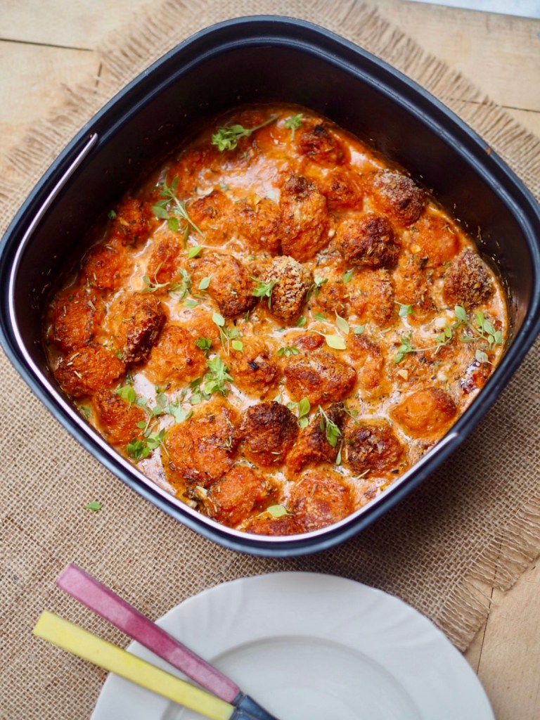 Airfryerissa valmistettu makkarakastike lihapullista kermaisessa kastikkeessa