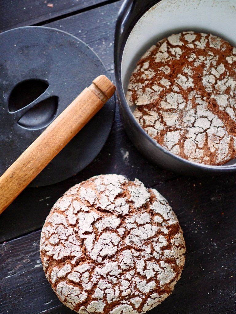 ruispataleipä rapealla kuorella Title-teksti: Ruispataleipä – helppo resepti kotiin