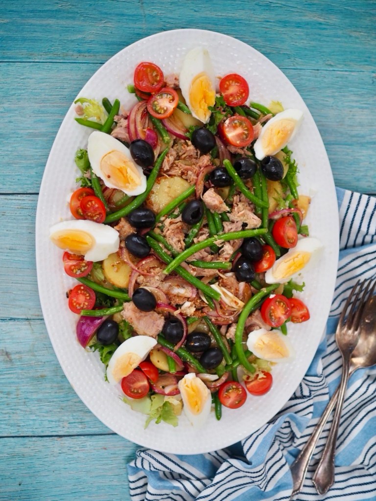 Nizzan salaatti tonnikalalla, kananmunalla ja vihreillä pavuilla