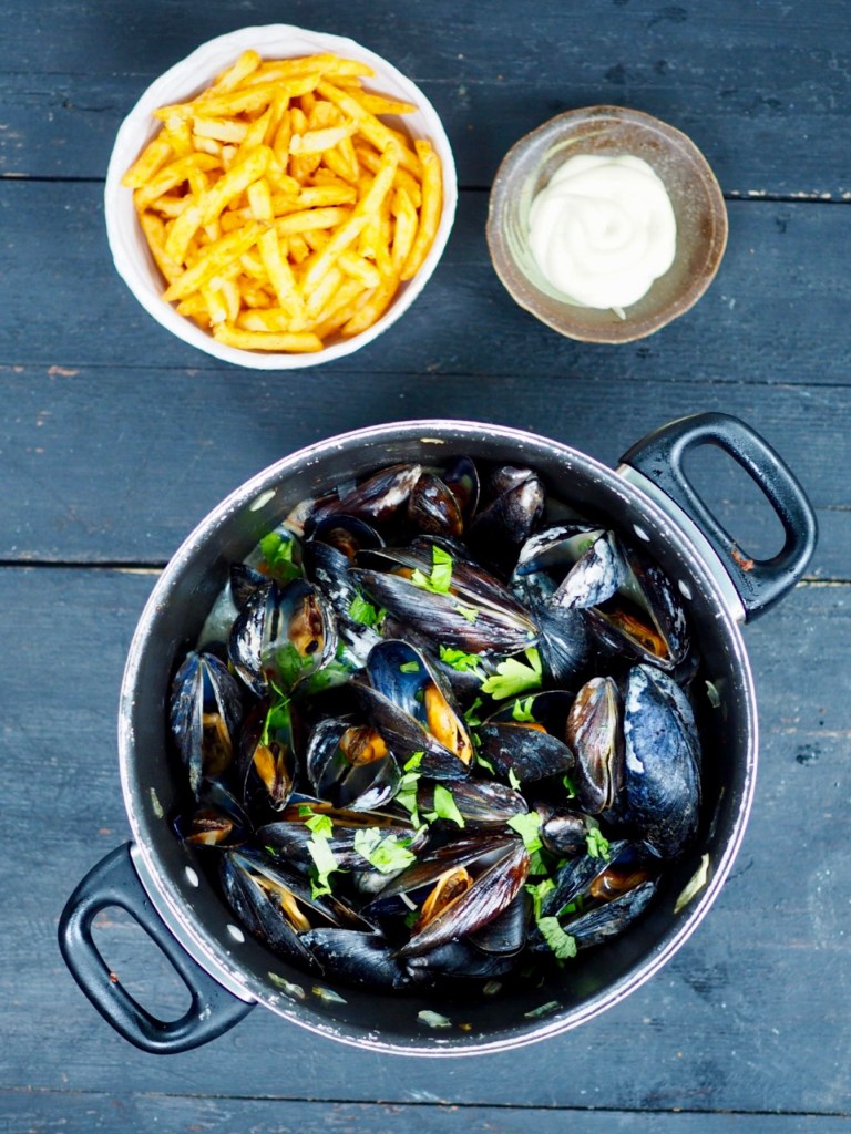 Merimiehen sinisimpukat kattilassa, lisänä ranskalaiset perunat ja majoneesi