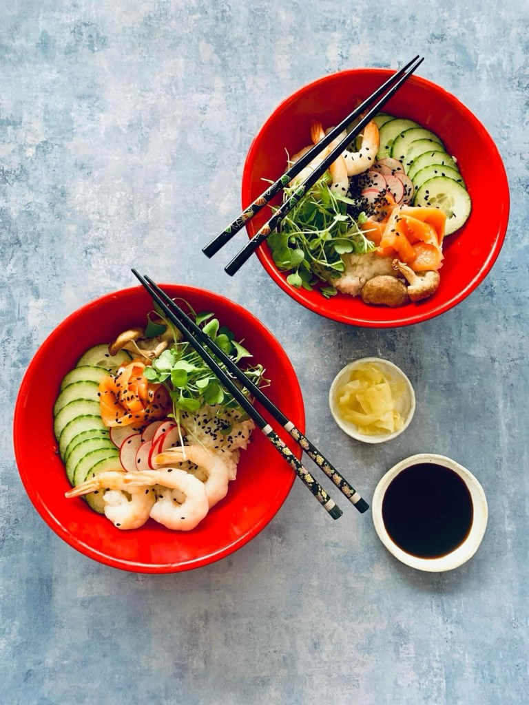 Sushikulho riisi lohi katkaravut kurkku retiisi kulhoruoka