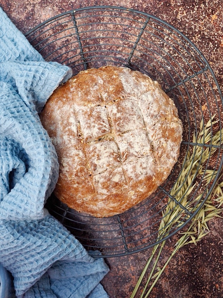 Airfryerissa paistettu vaivaamaton kauraleipä ritilällä