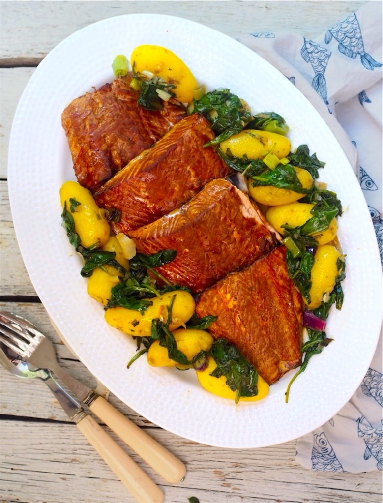 Sähkösavustettu lohifilee ja pinaattiperunat annoksena