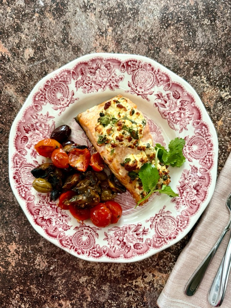 Airfryerissa valmistettu feta lohi tarjoiltuna paahdettujen vihannesten kanssa