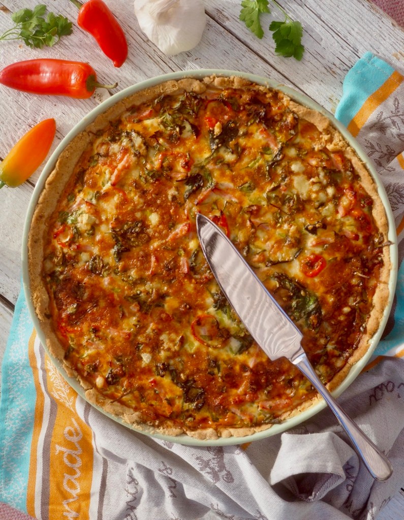 Suolainen piirakka kinkulla ja kasviksilla vuoassa