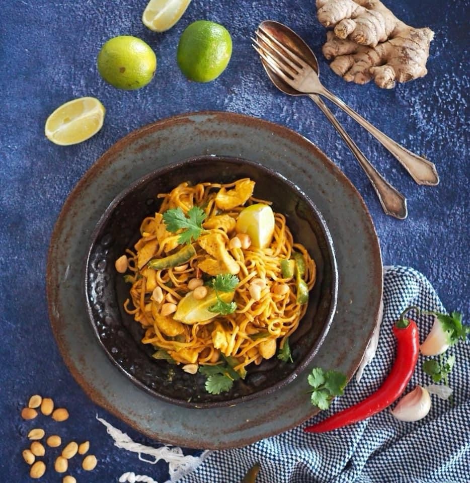 Thaimaalainen punainen currykana kookosmaidossa riisin kanssa