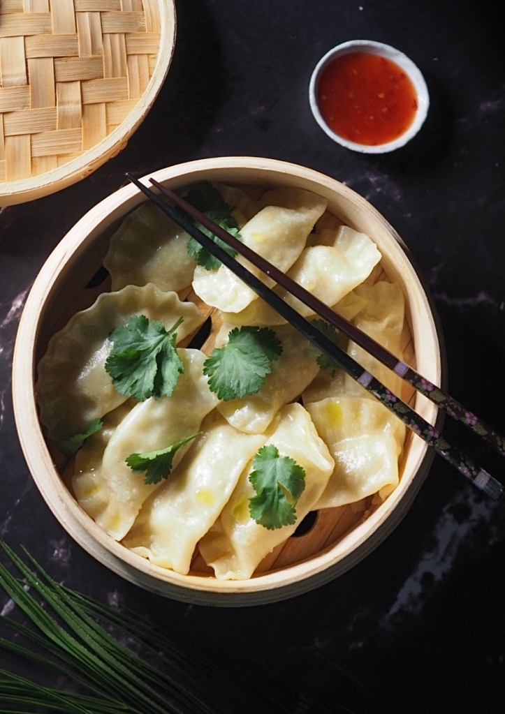Höyrytetyt dumplingit aasialaisena ruokana kotikeittiössä