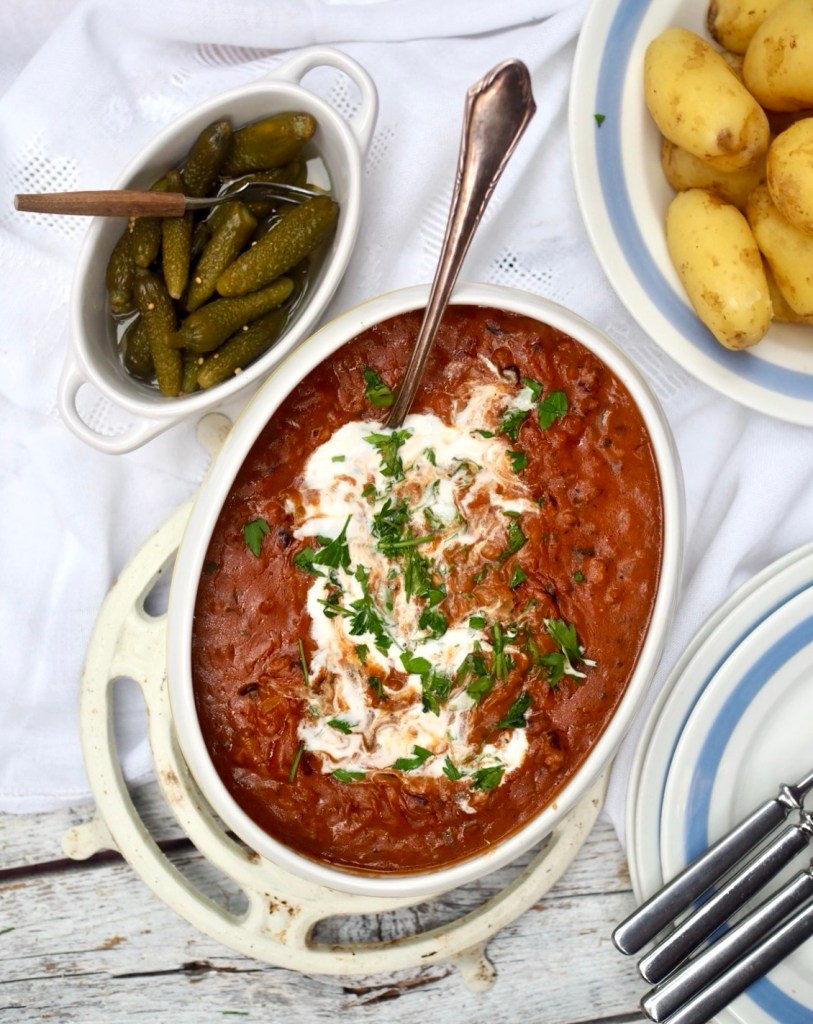 Jauhelihastroganov eli murukastike perunoiden ja suolakurkkujen kanssa