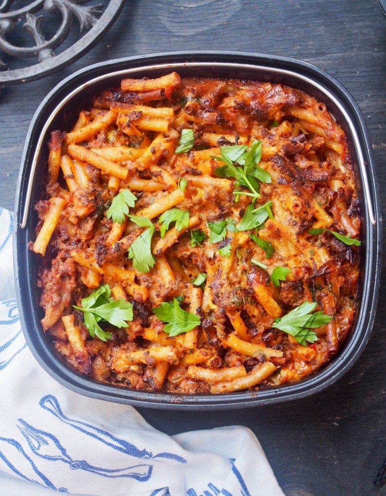 Turkkilainen lihamakaronilaatikko airfryerissa on mausteinen versio perinteisestä kotiruoasta. Airfryer tekee pinnasta kauniin ja kypsentää ruoan nopeasti.