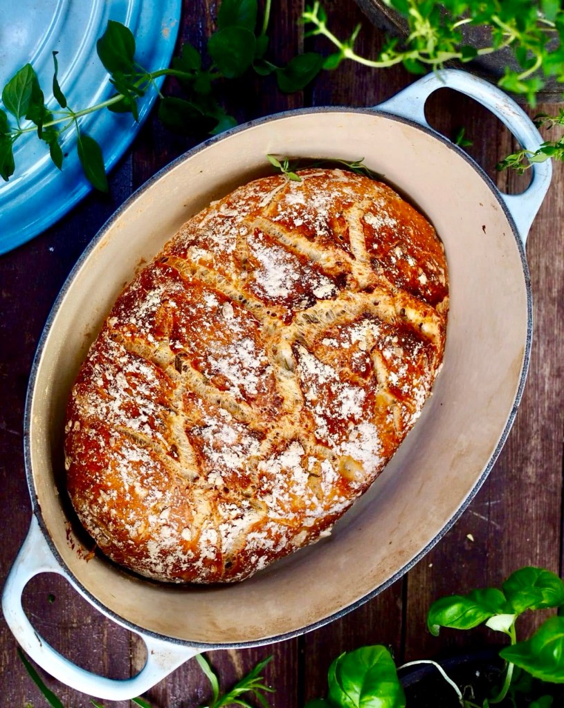 yrttinen pataleipä rapeakuorisena