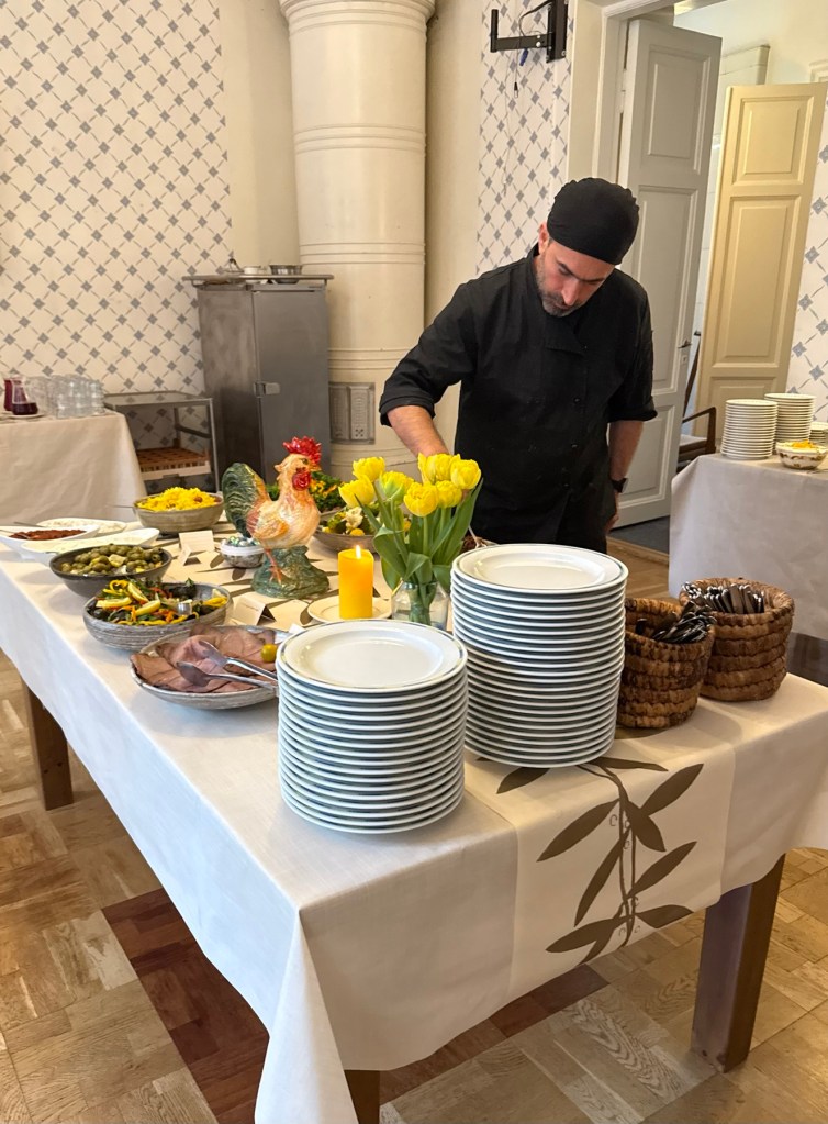 Keittiömestari valmistamassa brunssipöytää Riihimäen Upseerikerho ravintolassa