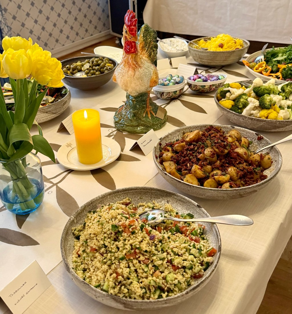 Välimerellinen brunssipöytä Riihimäen Upseerikerho – värikkäitä salaatteja, lämpimiä ruokia ja tunnelmallinen kattaus