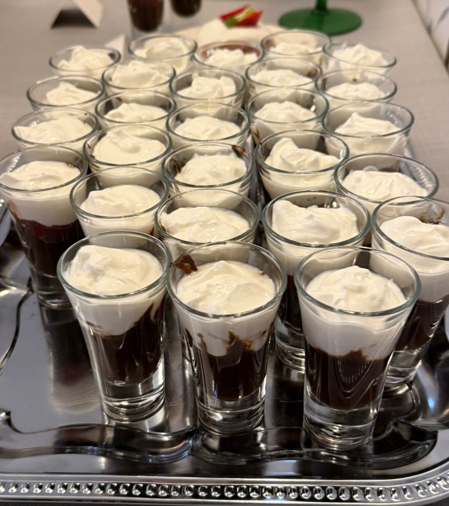 Mämmiannoksia kermavaahdolla Riihimäen Upseerikerho brunssilla