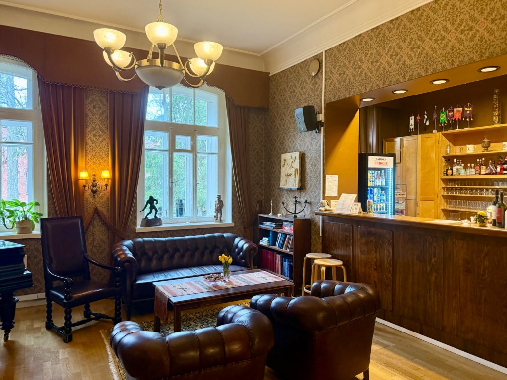 Riihimäen Upseerikerhon baari ja oleskelutila historiallisessa rakennuksessa