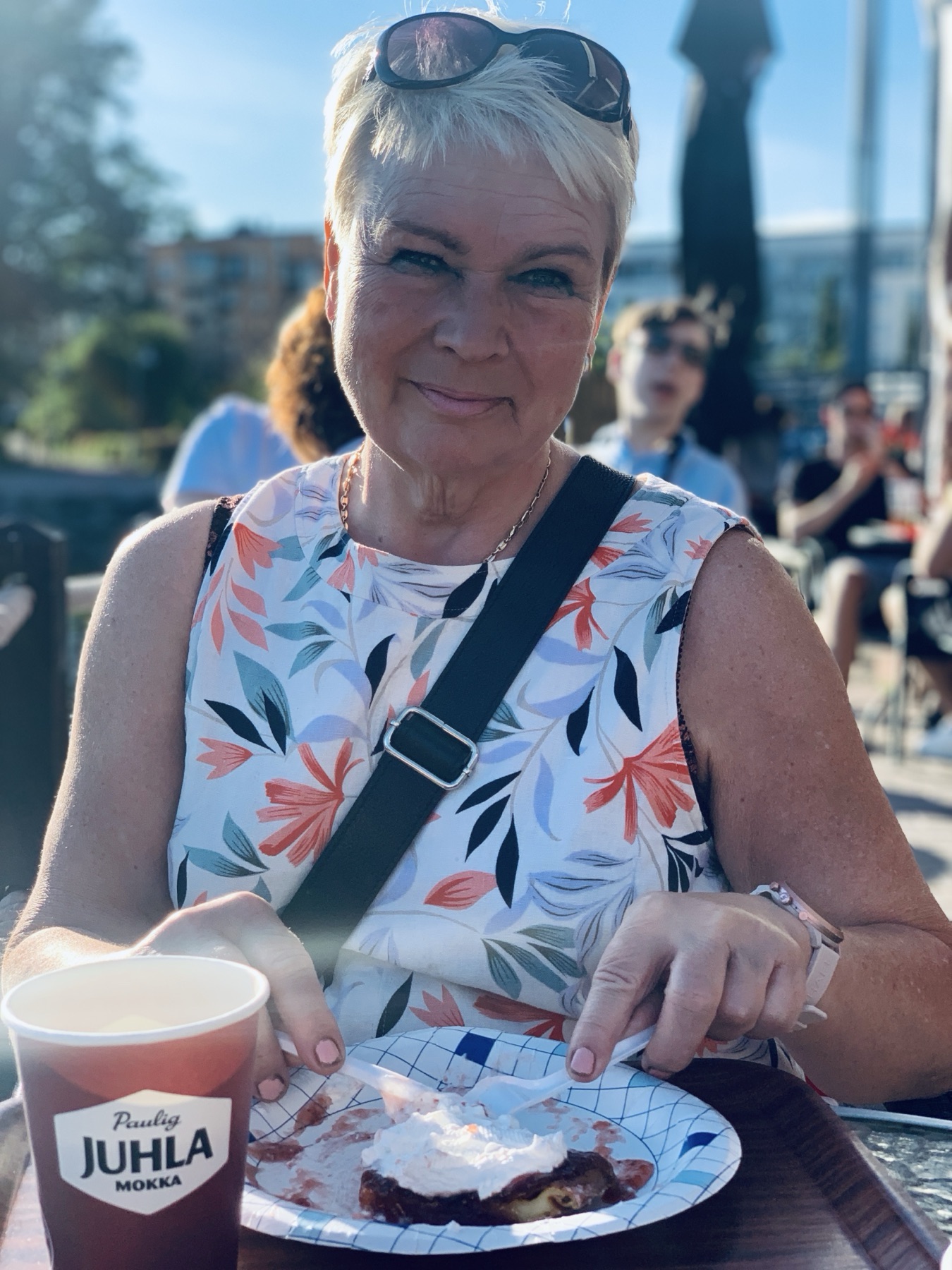 Kahvila meren rannalla Helsingissä merimaisema ja kahvihetki