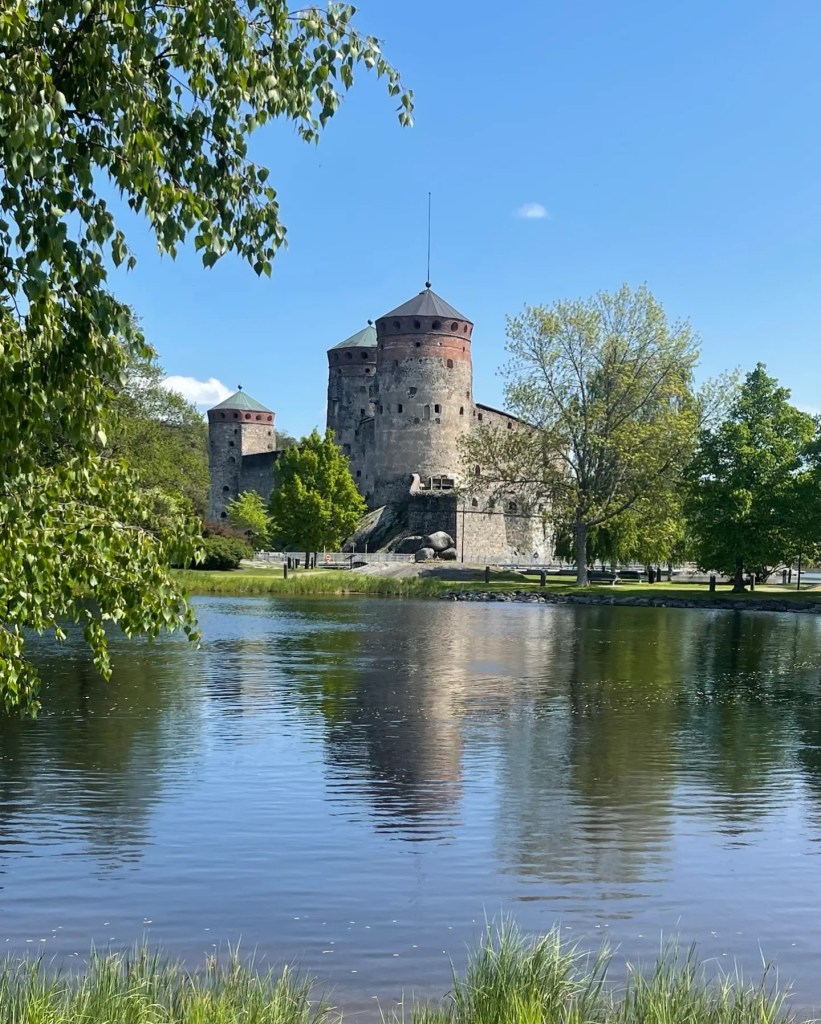 Olavinlinna järven rannalla kesällä
