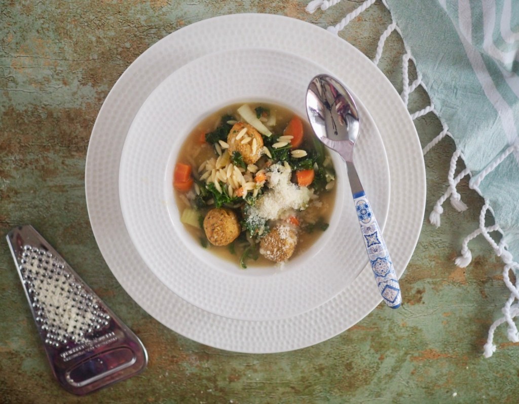 Kasvis- ja lihakeitto italialaiseen tapaan, pinnalla parmesaania.