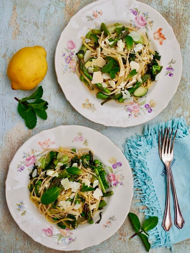 Pasta primavera vihreällä parsalla ja kevätsipulilla