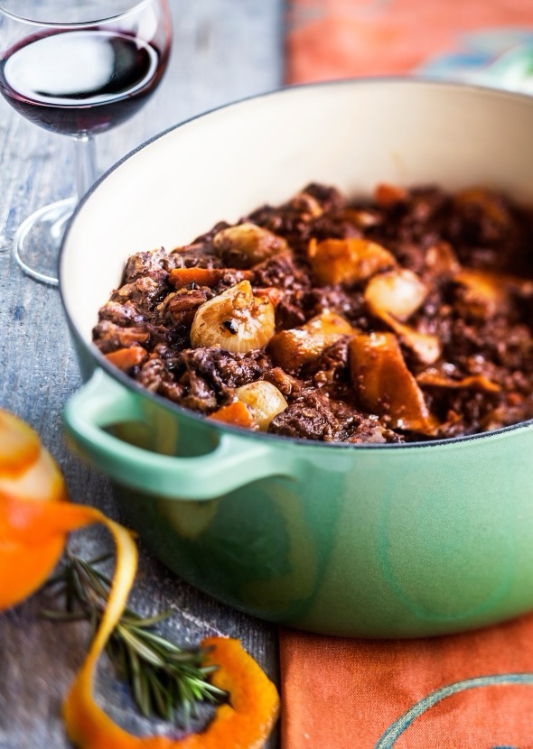 Burgundin pata padassa, haudutettua lihaa, juureksia ja punaviinikastiketta