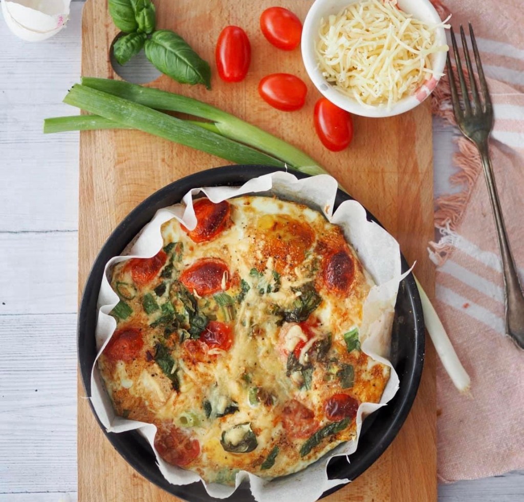 Proteiinipitoinen munakas kasviksilla airfryerissa