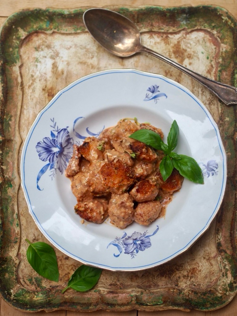 Makkarakastike airfryerissa valmistettuna paahdetuista makkarapaloista ja kermaisesta kastikkeesta