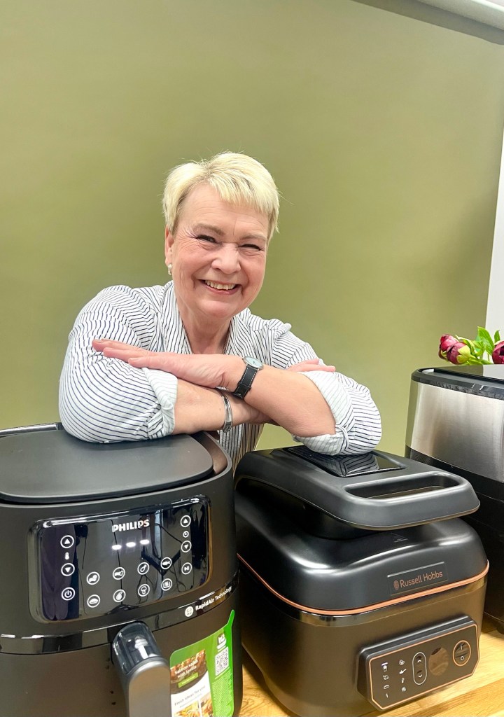 Airfryer-laitteet keittiössä käytössä