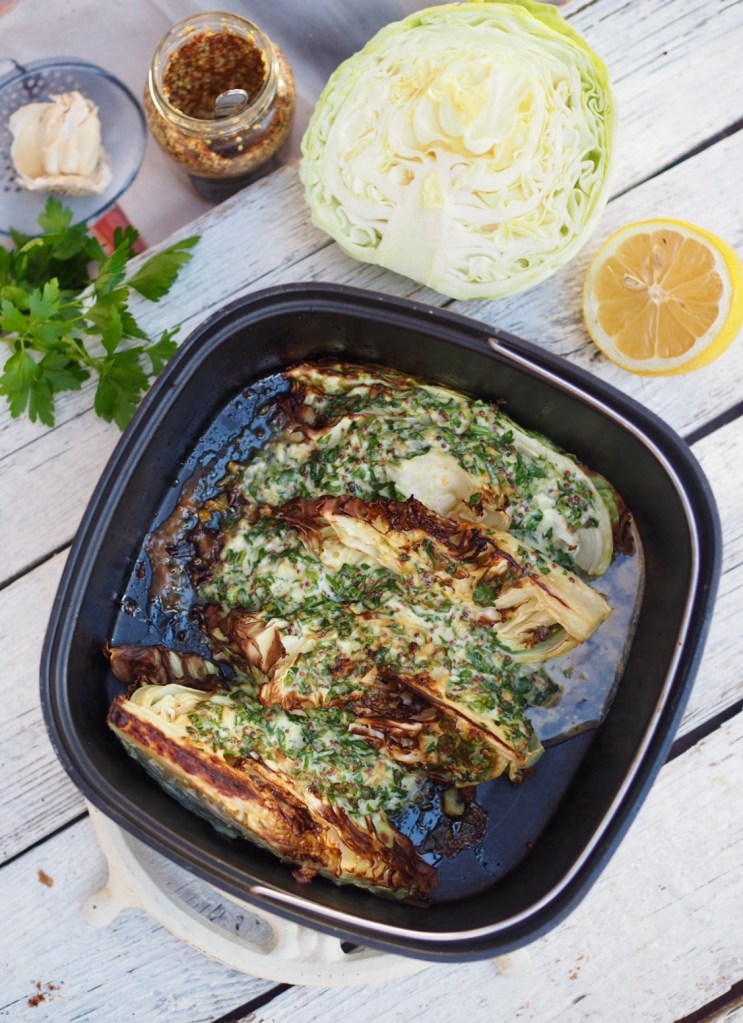 Kermainen varhaiskaali airfryerissa uunivuoassa paahdettuna